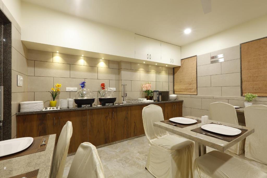 Kuchyň nebo kuchyňský kout v ubytování Hotel Alka Inn