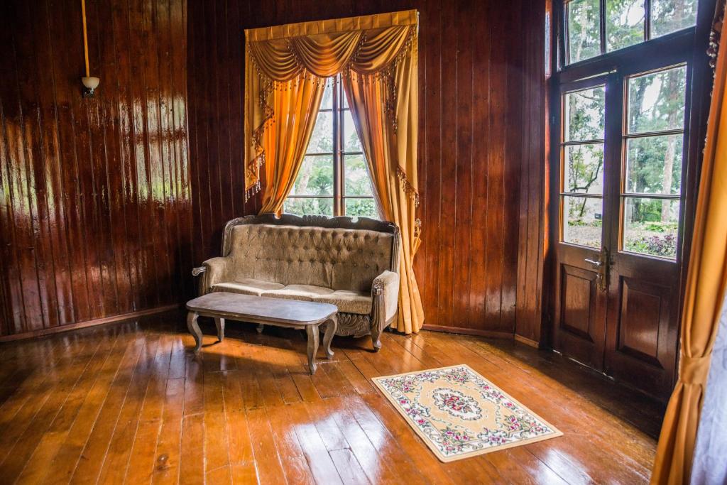Posezení v ubytování Royal Majesty Bungalow