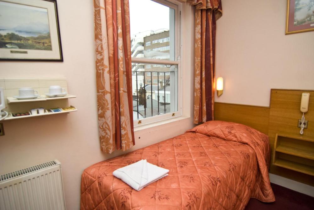 Postel nebo postele na pokoji v ubytování Alexandra Hotel