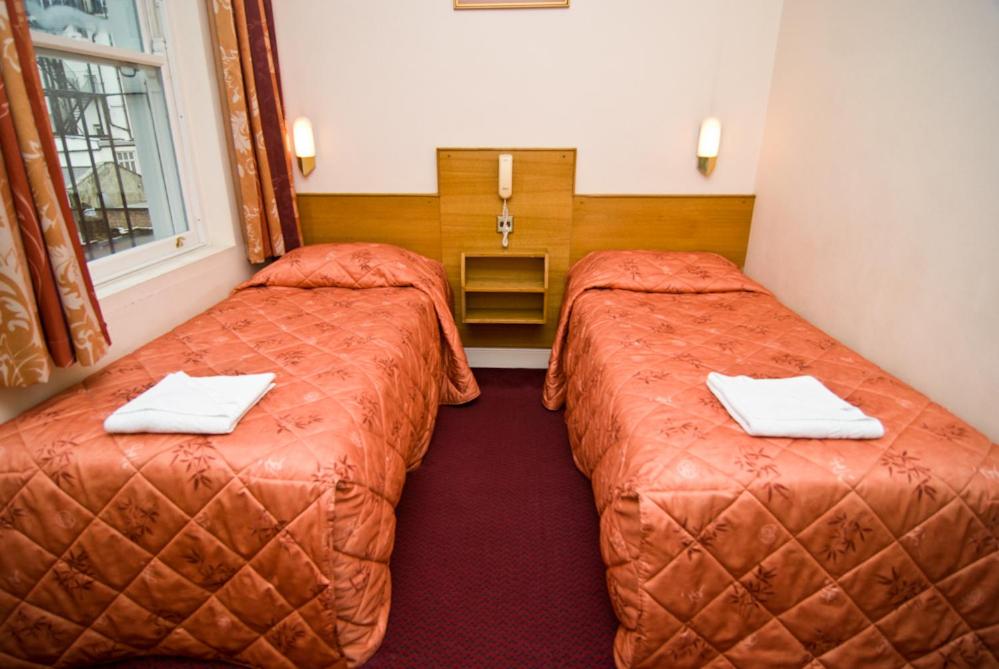 Postel nebo postele na pokoji v ubytování Alexandra Hotel