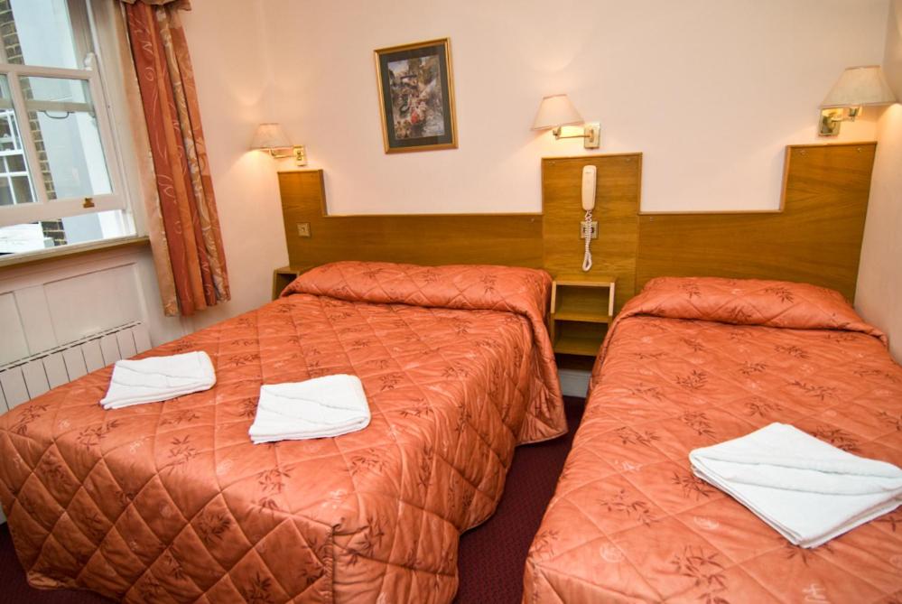 Postel nebo postele na pokoji v ubytování Alexandra Hotel
