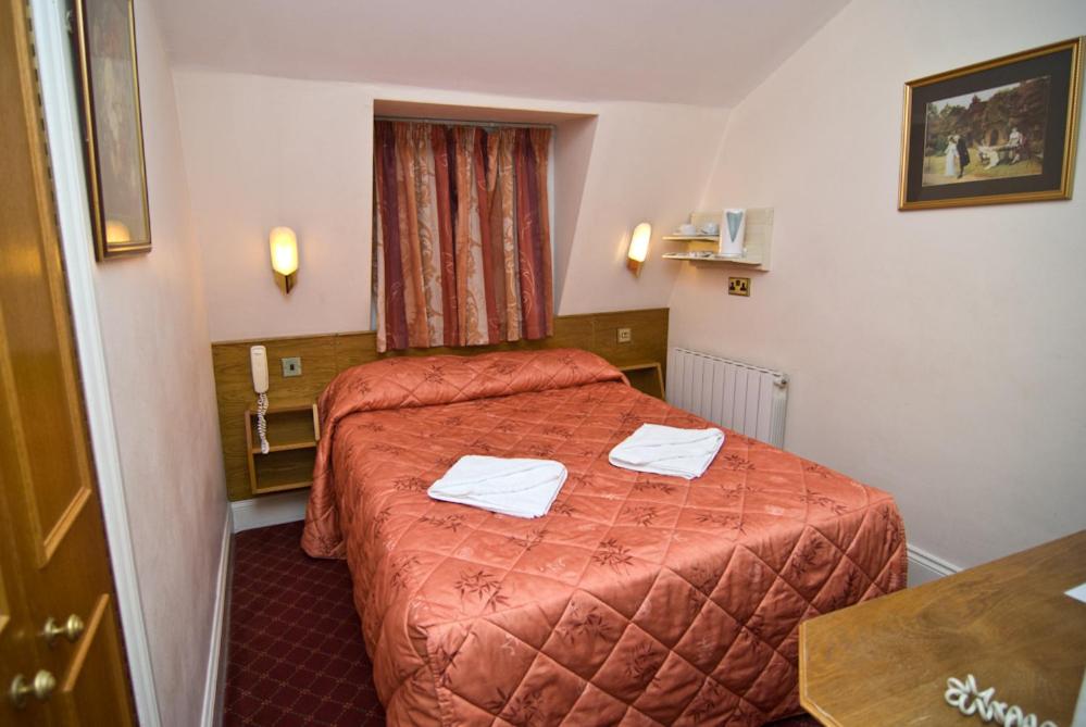 Postel nebo postele na pokoji v ubytování Alexandra Hotel