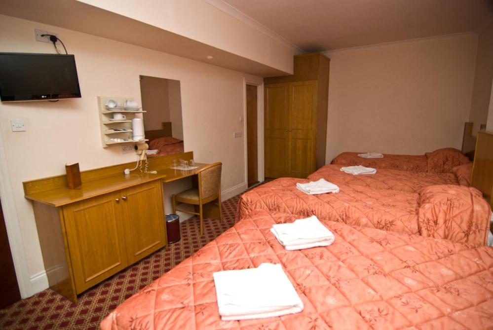 Postel nebo postele na pokoji v ubytování Alexandra Hotel