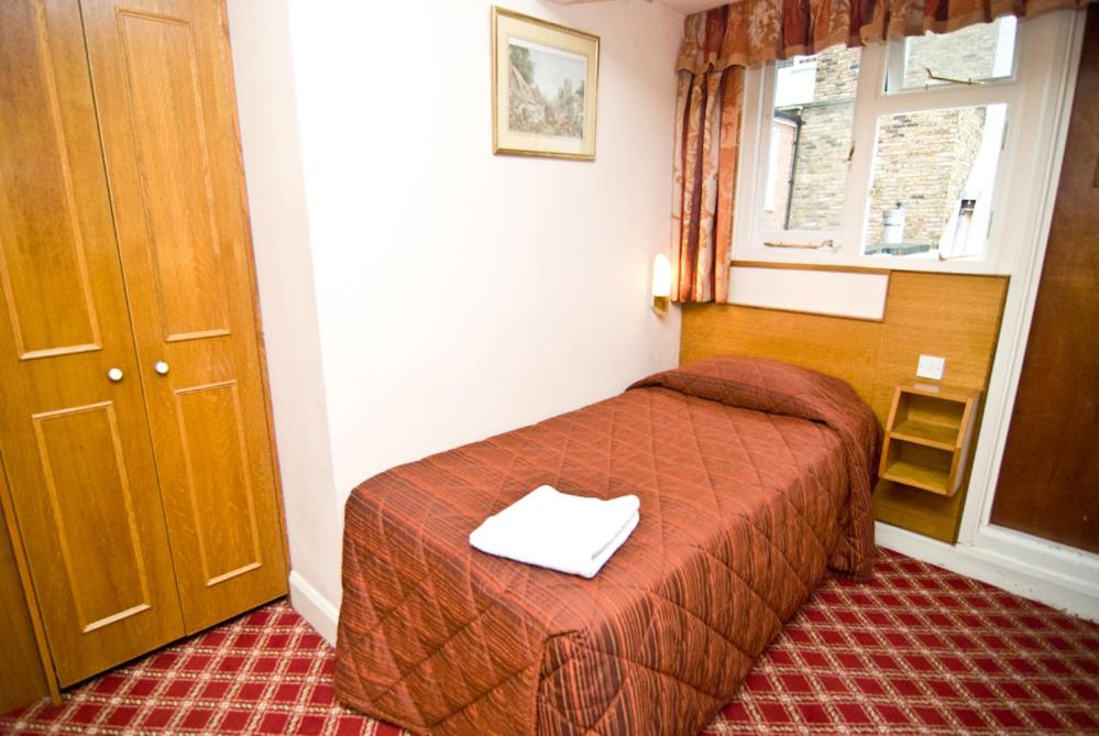 Postel nebo postele na pokoji v ubytování Alexandra Hotel