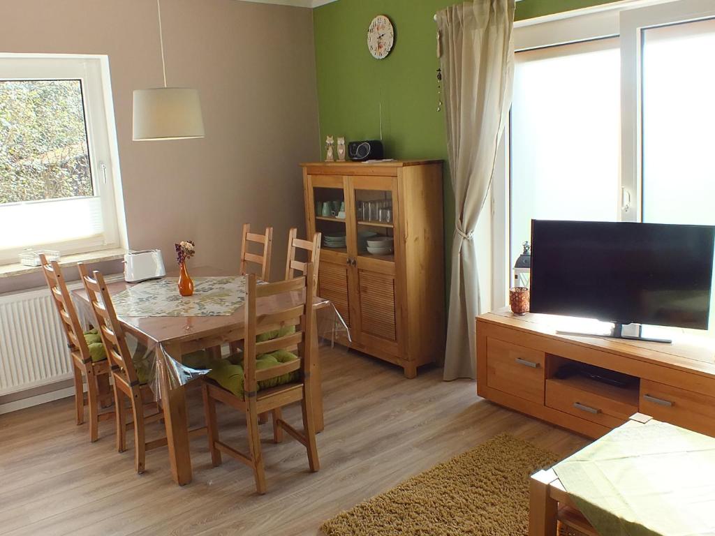 a dining room with a table and a television at Ferienwohnung in Osterdeichstrich in Oesterdeichstrich