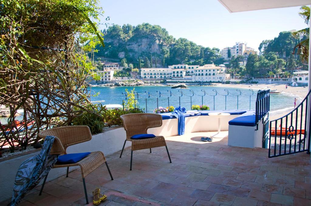 balcone con sedie e vista sull'acqua di La Prua a Taormina