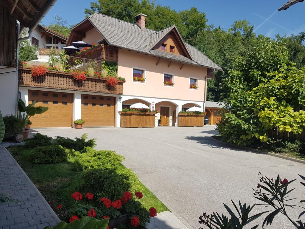 Zahrada ubytování Apartmaji Mežan