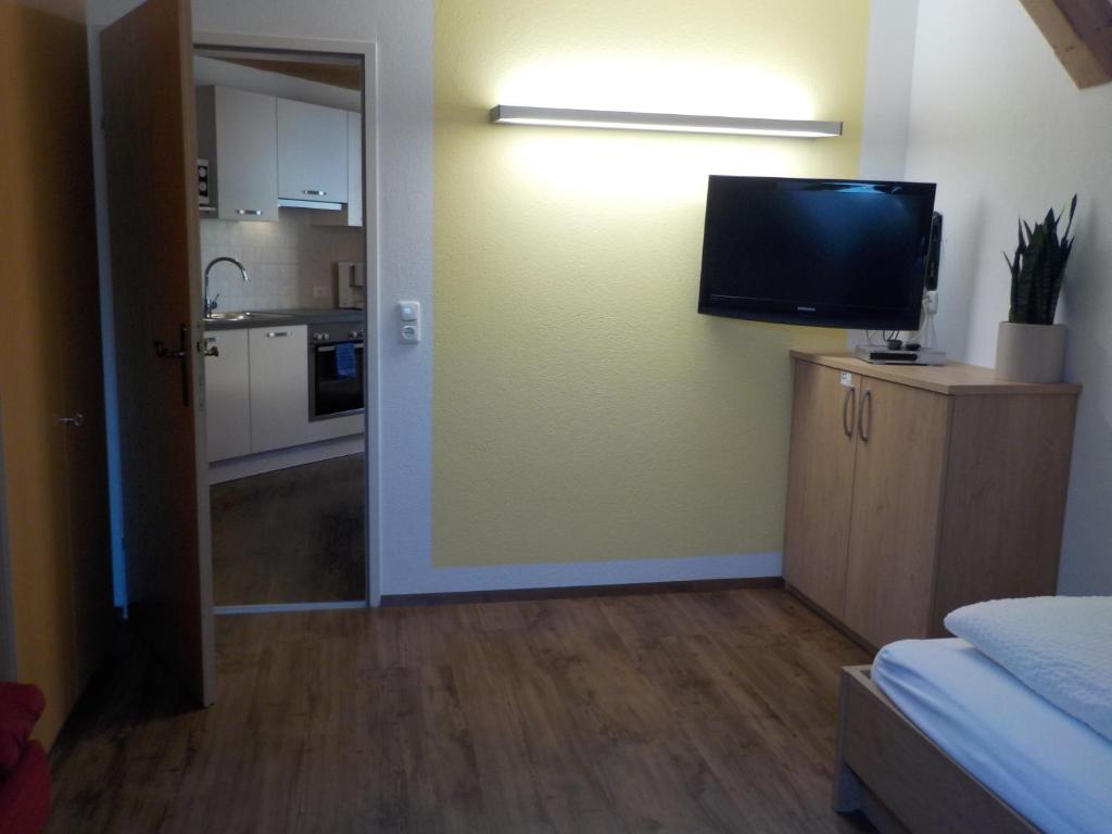 Eldhús eða eldhúskrókur á Haus Arnold - Privatzimmer und Ferienwohnungen