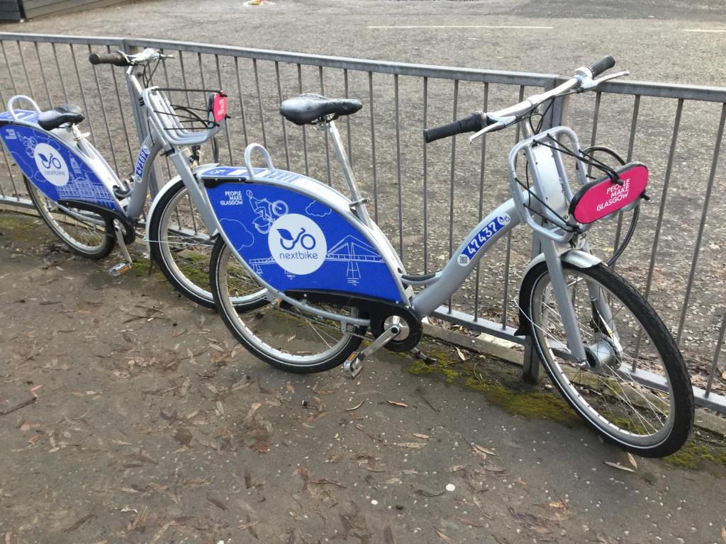 グラスゴーにあるCathedral Gate Glasgowの2台の自転車がフェンスの隣に駐車されています