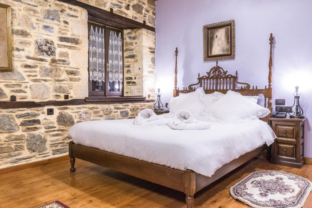 Postel nebo postele na pokoji v ubytování Iliopetra Suites