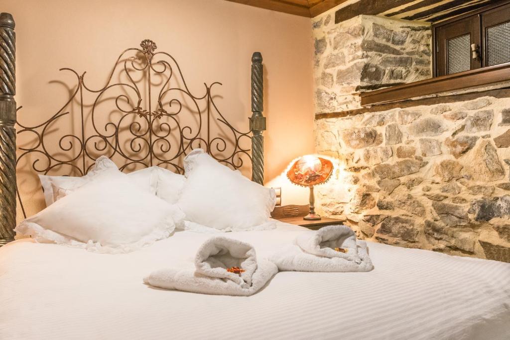 Postel nebo postele na pokoji v ubytování Iliopetra Suites