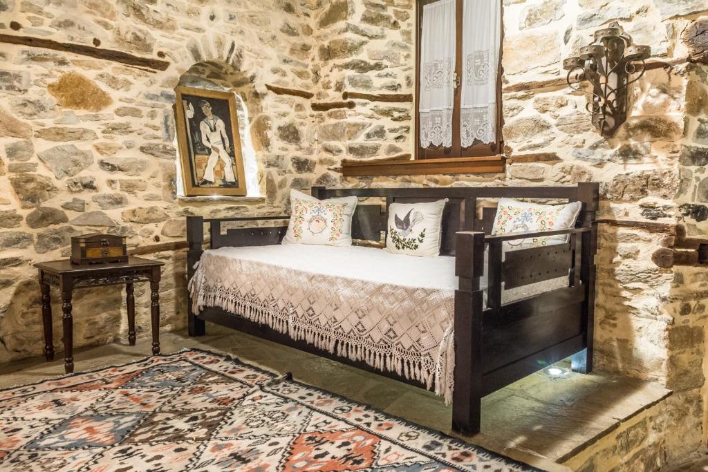 Postel nebo postele na pokoji v ubytování Iliopetra Suites