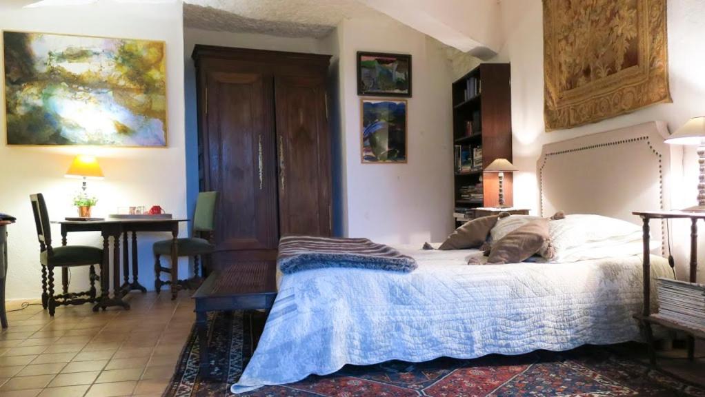 Postel nebo postele na pokoji v ubytování La cave de l'éperon