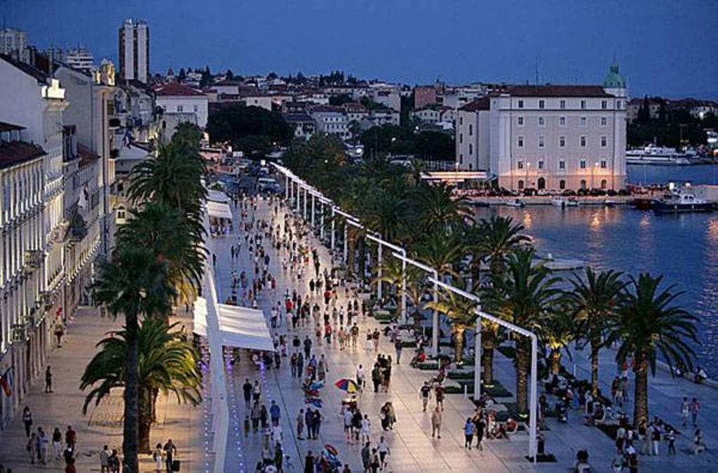 Nespecifikovaný výhled na destinaci Split nebo výhled na město při pohledu z penzionu