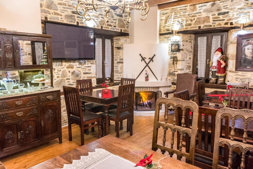 TV a/nebo společenská místnost v ubytování Iliopetra Suites