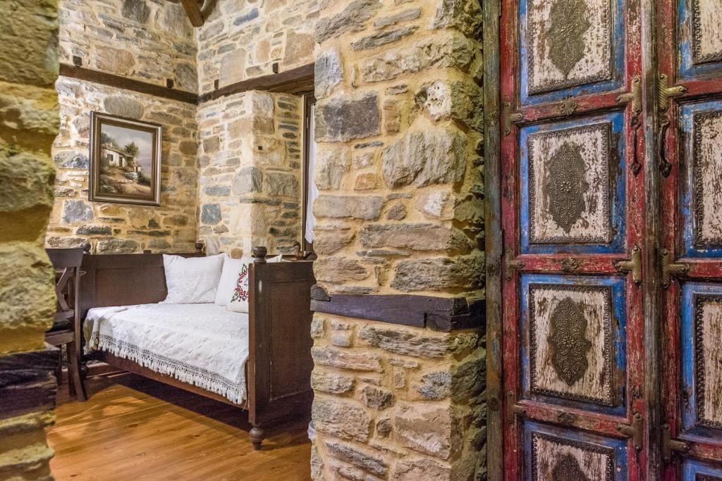 Postel nebo postele na pokoji v ubytování Iliopetra Suites