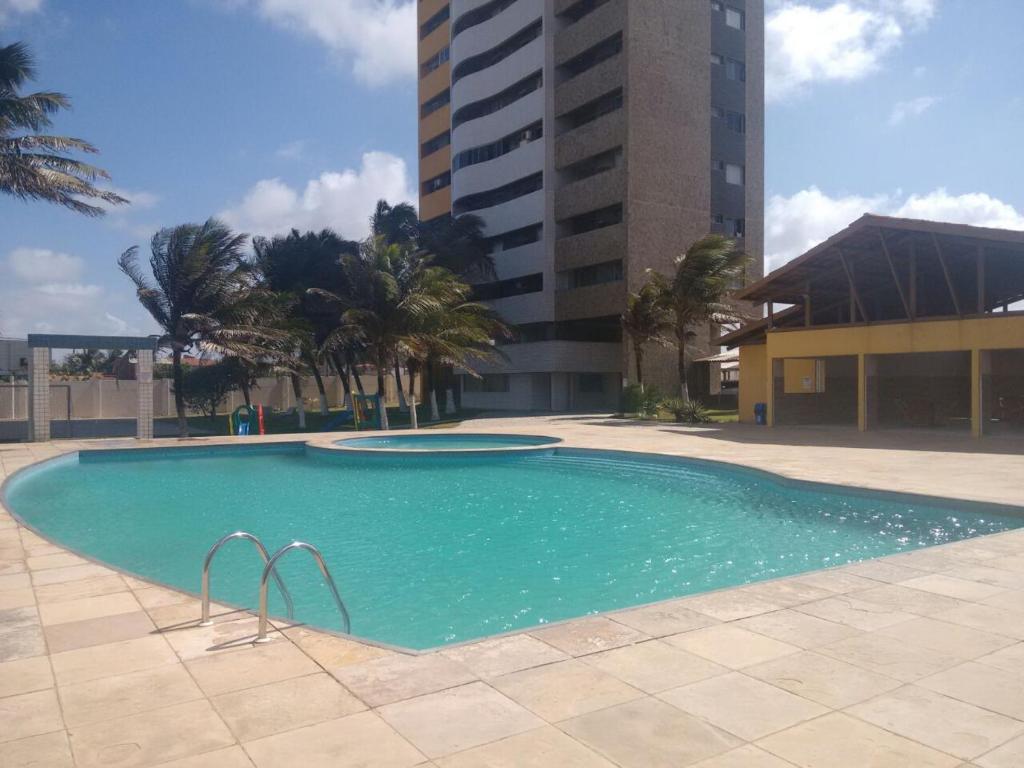 uma grande piscina no meio de um edifício em Residence Van Piaget em Fortaleza