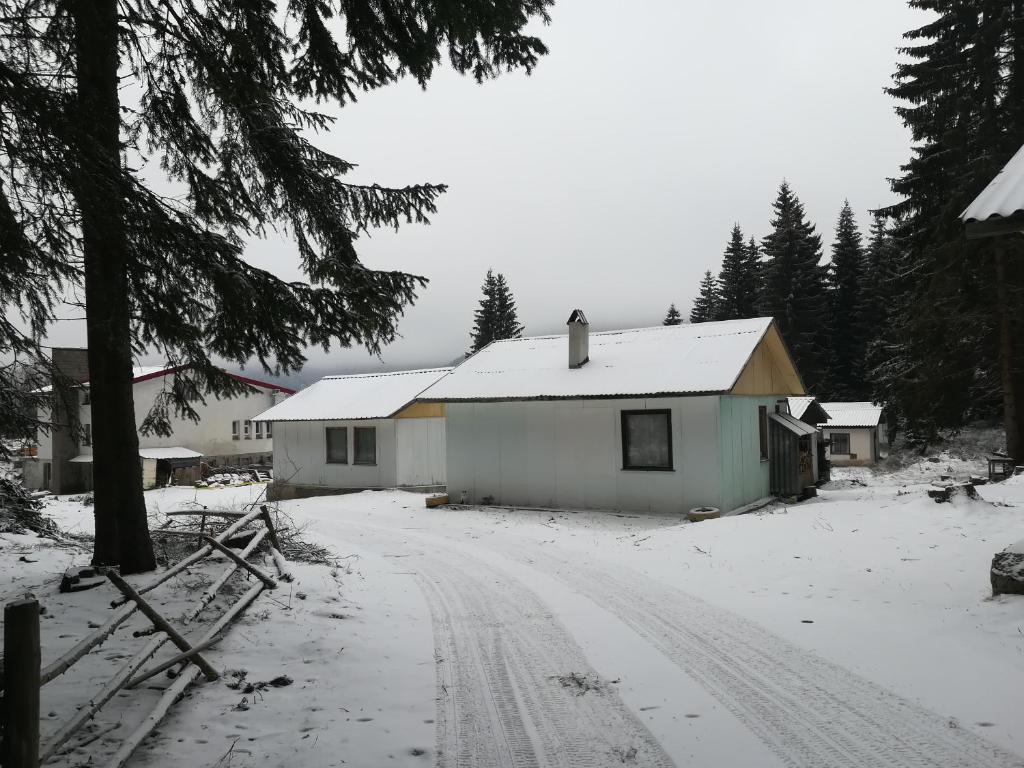 スモリャンにあるGorski Raiの白屋の横の雪道