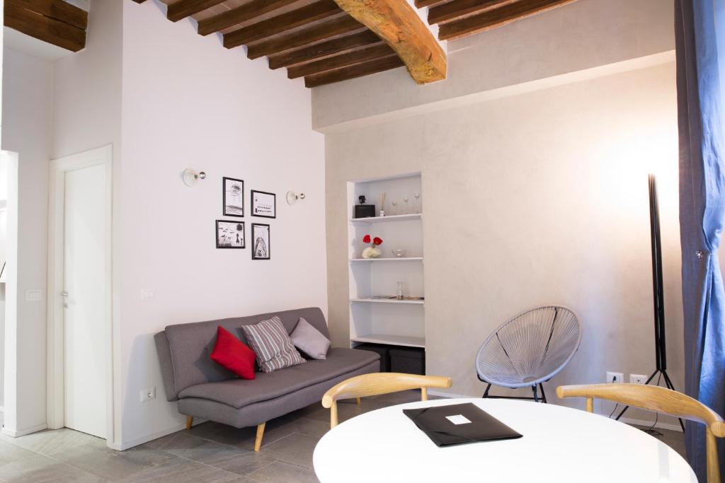 ein Wohnzimmer mit einem Sofa und einem Tisch in der Unterkunft Terme 53 in Siena