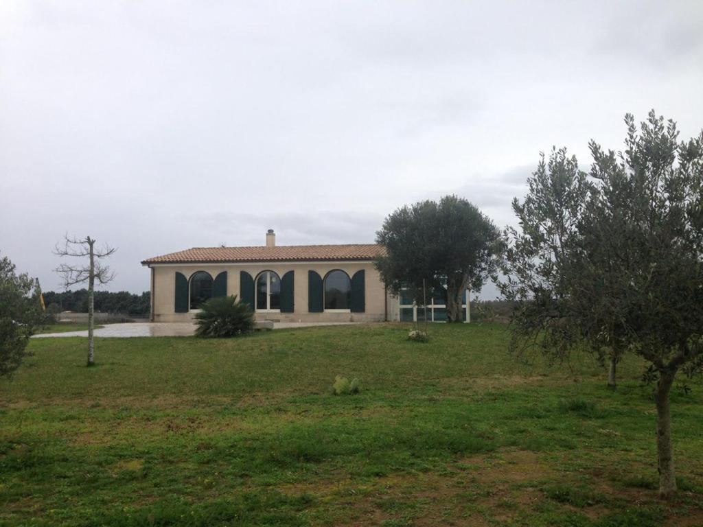ウッジャーノ・ラ・キエーザにあるVivi la terra dei Messapiの畑中の家