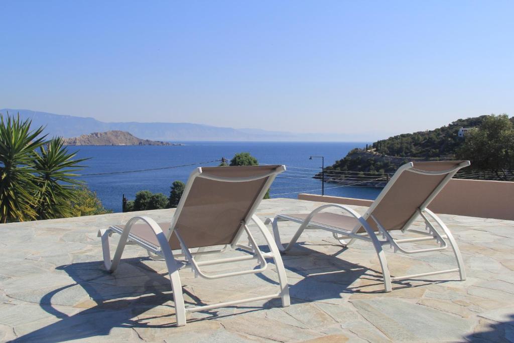 PefkaliにあるAlexander Villa Pefkaliの海を見渡すパティオ(椅子2脚付)