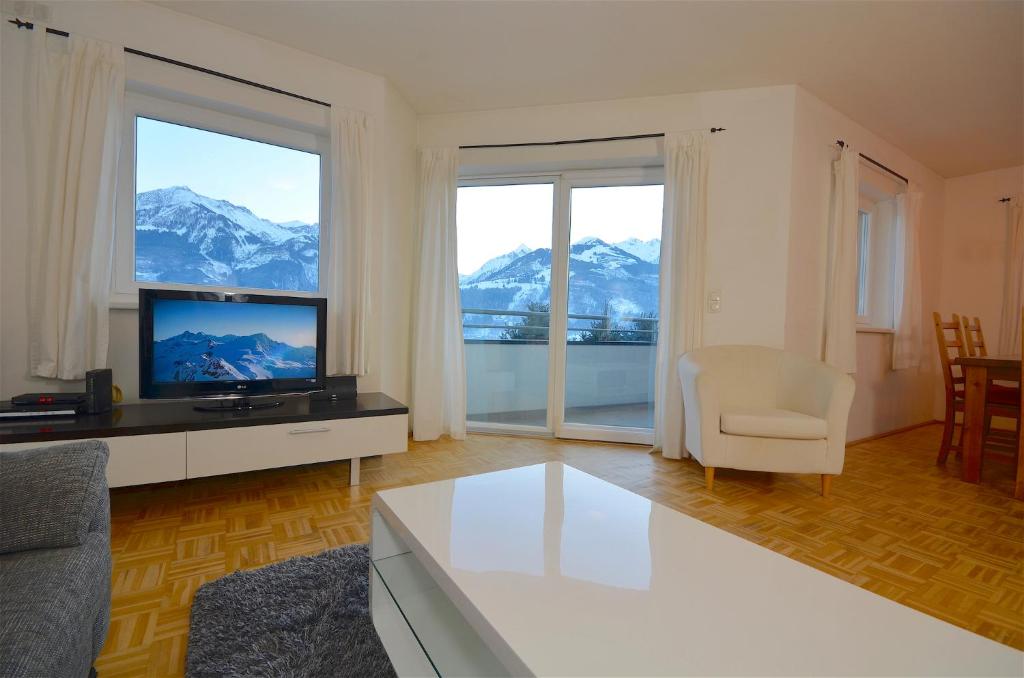 皮森多夫的住宿－Panoramic View - by Alpen Apartments，一间带电视和大窗户的客厅