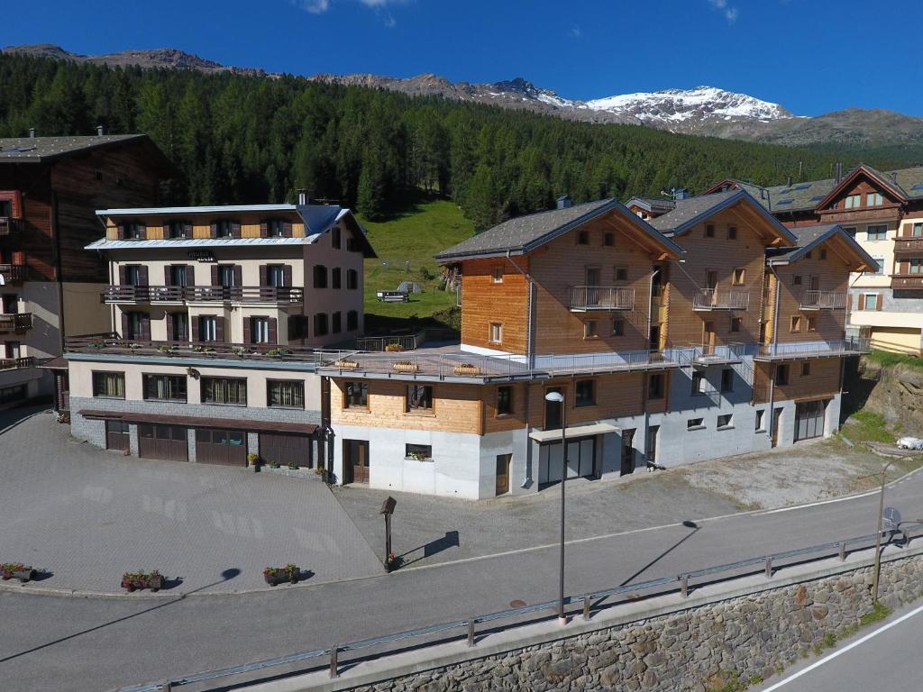 Ausblick auf eine Stadt mit einem Gebäude in der Unterkunft Hotel Meublè Adler - Rooms & Mountain Apartments in Santa Caterina Valfurva