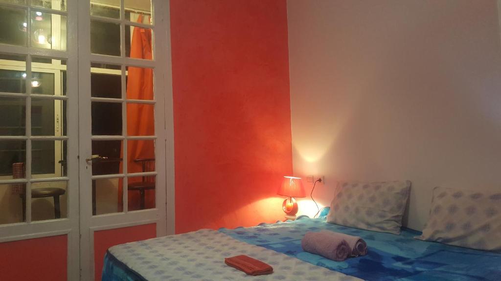 - une chambre avec un lit doté d'une lampe et d'une fenêtre dans l'établissement Ryan S3, à Fès