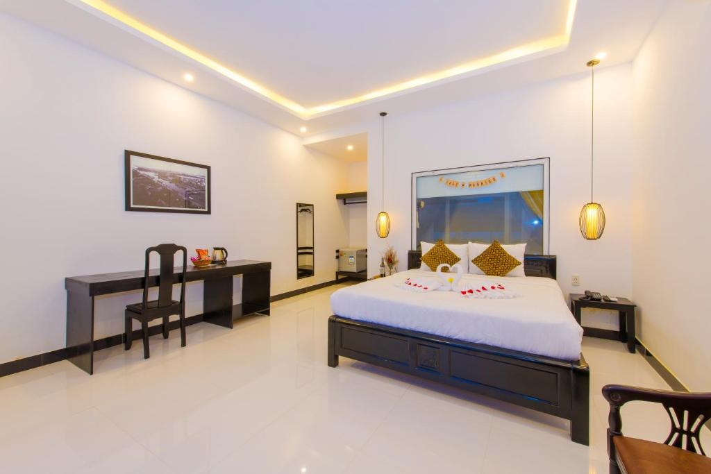 Postel nebo postele na pokoji v ubytování Hoi An Sunny Pool Villa