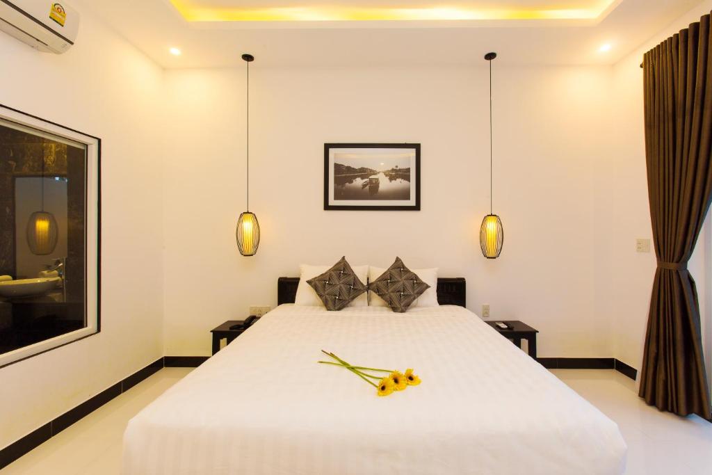 Postel nebo postele na pokoji v ubytování Hoi An Sunny Pool Villa