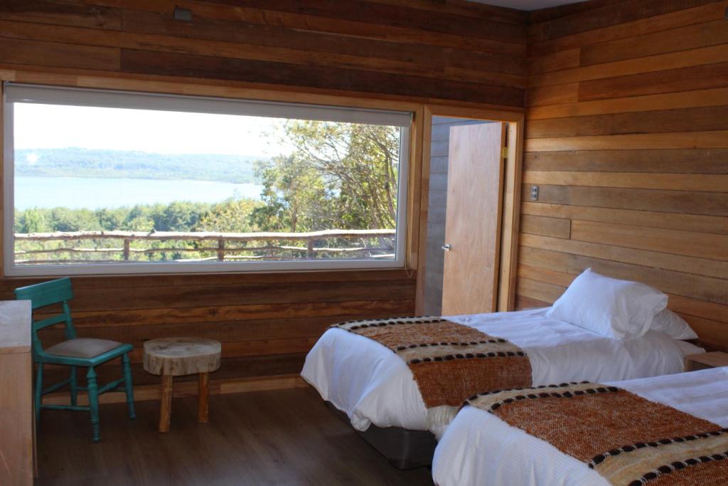 Postel nebo postele na pokoji v ubytování Huillín Lodge