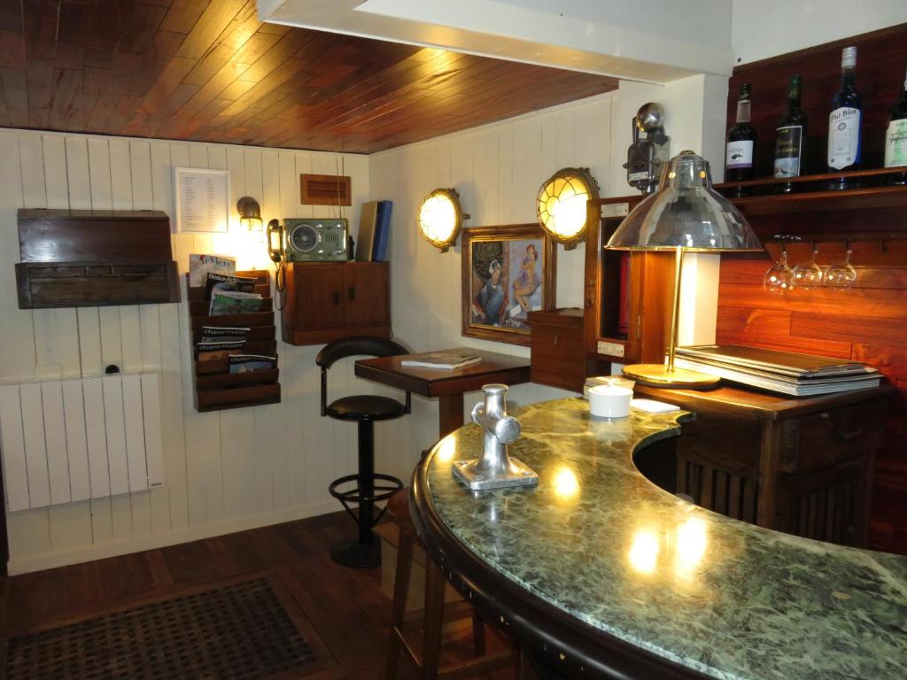 Kuchyň nebo kuchyňský kout v ubytování Hôtel Kermor