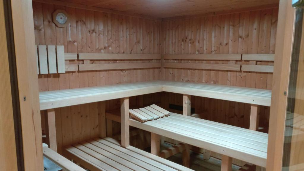 Palanda nebo palandy na pokoji v ubytování Feriendorf Hauzenberg