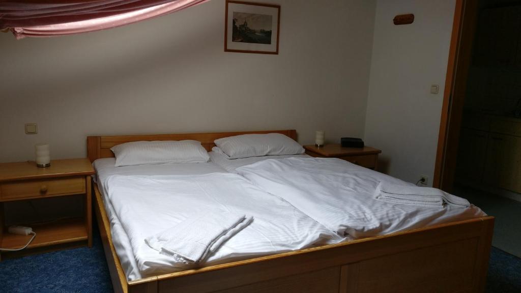 Postel nebo postele na pokoji v ubytování Feriendorf Hauzenberg