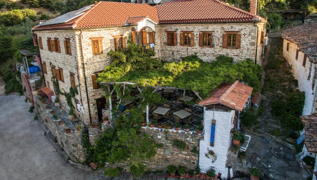 una vista aérea de una gran casa de piedra en Archontiko Soulioti, en Ayiá