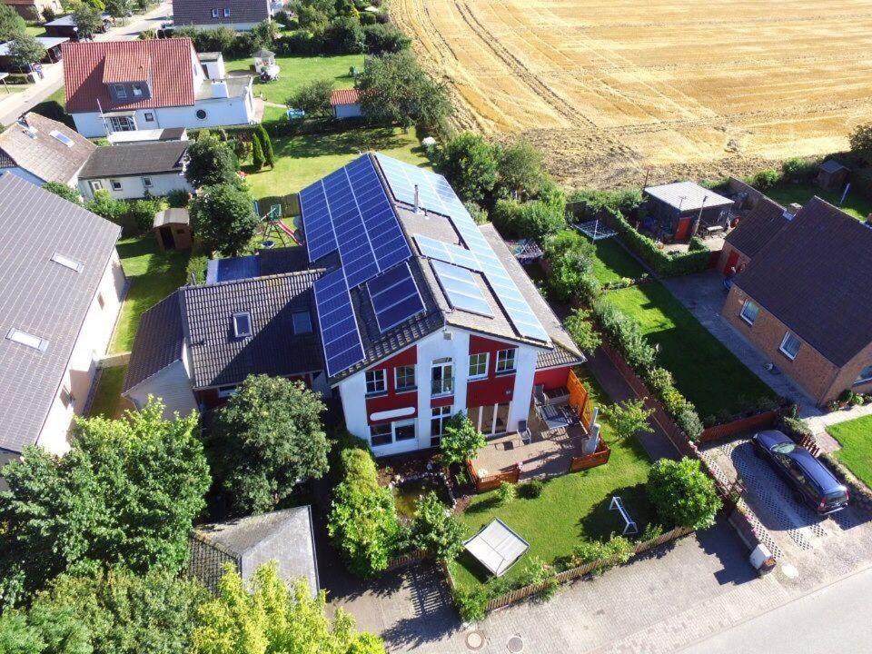 eine Luftansicht eines Hauses mit Sonnenkollektoren in der Unterkunft Ferienhaus Maxe, Wohnung Joona in Wulfen auf Fehmarn