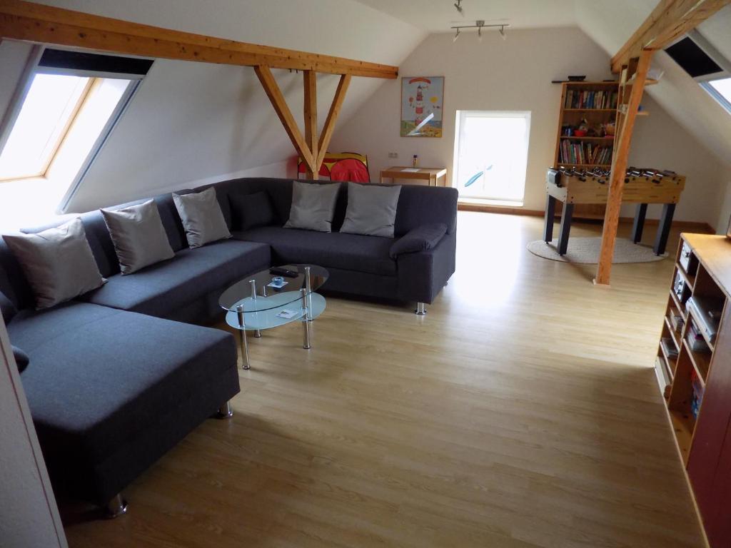 ein Wohnzimmer mit einem Sofa und einem Tisch in der Unterkunft Leuchtturm in Friederikensiel