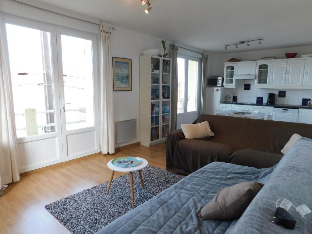 Kuchyň nebo kuchyňský kout v ubytování Le clapotis de l'Ô, calme, balcon sur la mer, à 2 h de Paris