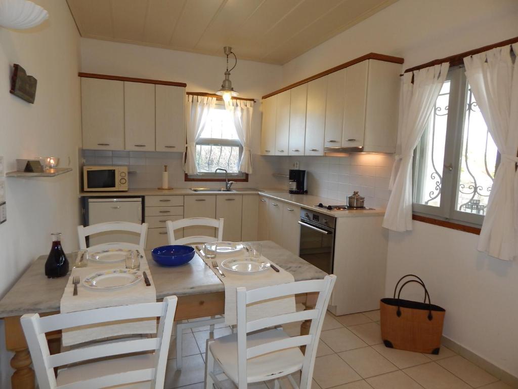 Kuchyň nebo kuchyňský kout v ubytování Paros Apartments