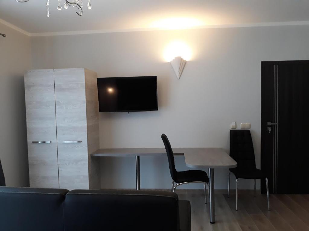 Televízia a/alebo spoločenská miestnosť v ubytovaní Apartamenty Pod Skrzycznem