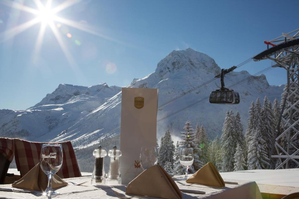 Nespecifikovaný výhled na hory nebo výhled na hory při pohledu z hotelu
