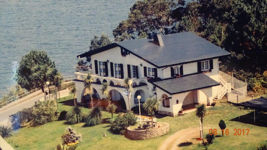 an aerial view of a house on the water at Casa A Colina in Porto do Son