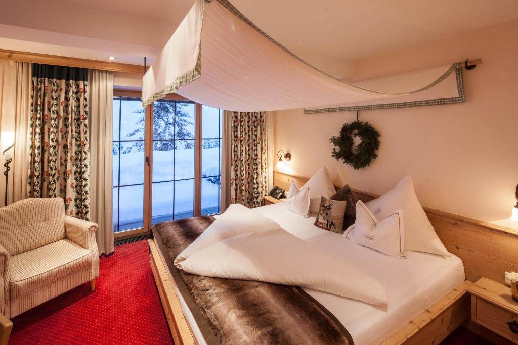 Postel nebo postele na pokoji v ubytování Hotel & Chalet Montana