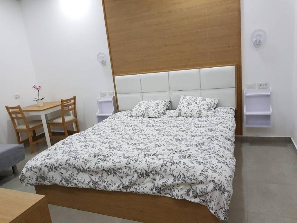 Postel nebo postele na pokoji v ubytování סנו נופש בגולן