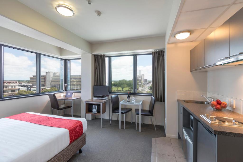 Kuchyň nebo kuchyňský kout v ubytování Quality Suites Central Square