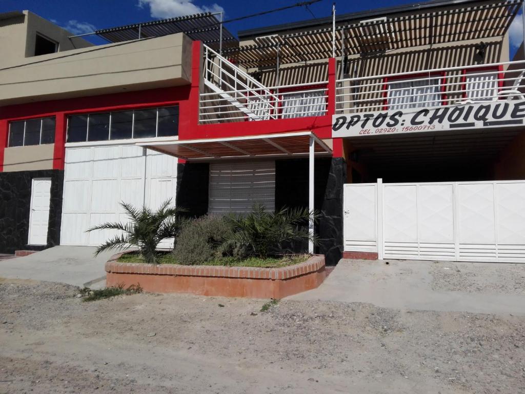een gebouw met een bord aan de zijkant bij Departamentos CHOIQUE in Las Grutas