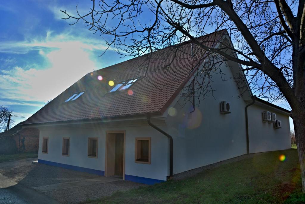 uma casa branca com um telhado de gambrel em Vinařství Výmola em Mikulčice