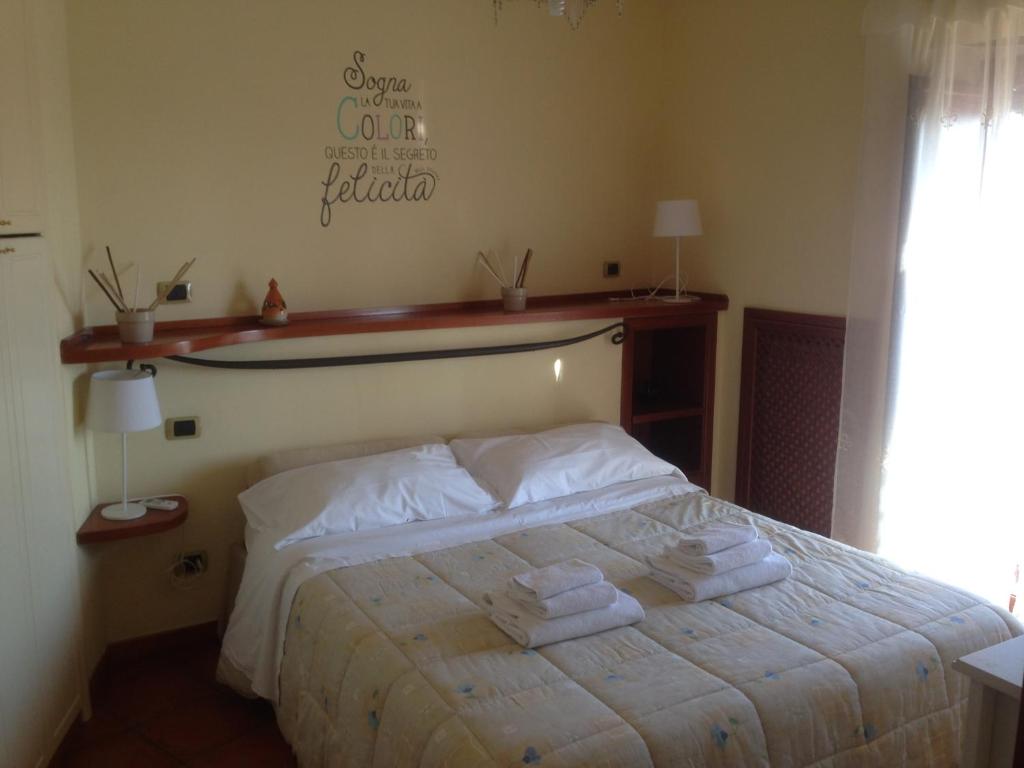 ナポリにあるAppartamento Vittoriaのベッドルーム1室(タオル付)
