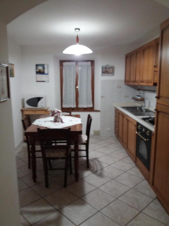A kitchen or kitchenette at Appartamento La Volpe