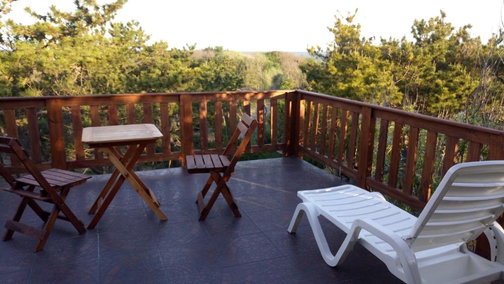 - Terraza con 2 sillas, mesa y escritorio en Merlion en Mar de las Pampas